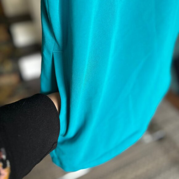 FIGS Oran Scrub Top V Neck Turquoise w/ Navy Trim and Slash Pockets Womens Sz M - Picture 4 of 7